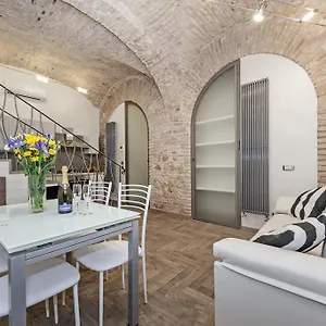 https://white-flat-rione-monti.it-romehotels.com